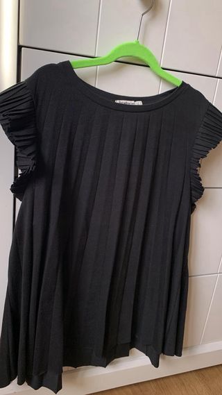 Camisetas morada y negra con volantes