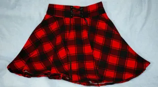 Falda a cuadros roja y negra