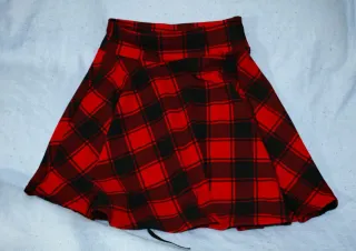 Falda a cuadros roja y negra