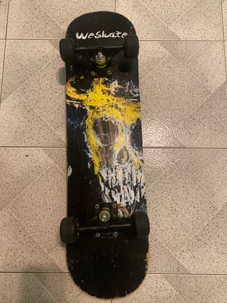 Skate WeSkate con diseño de calavera
