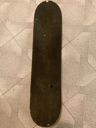 Skate WeSkate con diseño de calavera