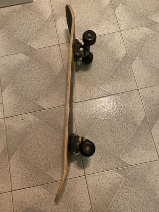 Skate WeSkate con diseño de calavera