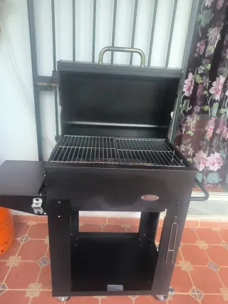 Barbecue in metallo nero