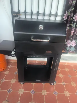 Barbecue in metallo nero