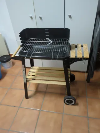 Barbecue a carbone con ruote