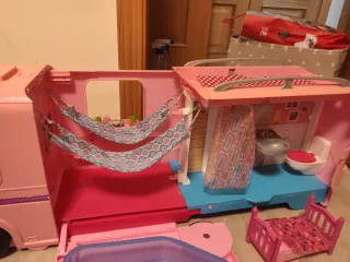 Caravana Barbie con piscina y accesorios