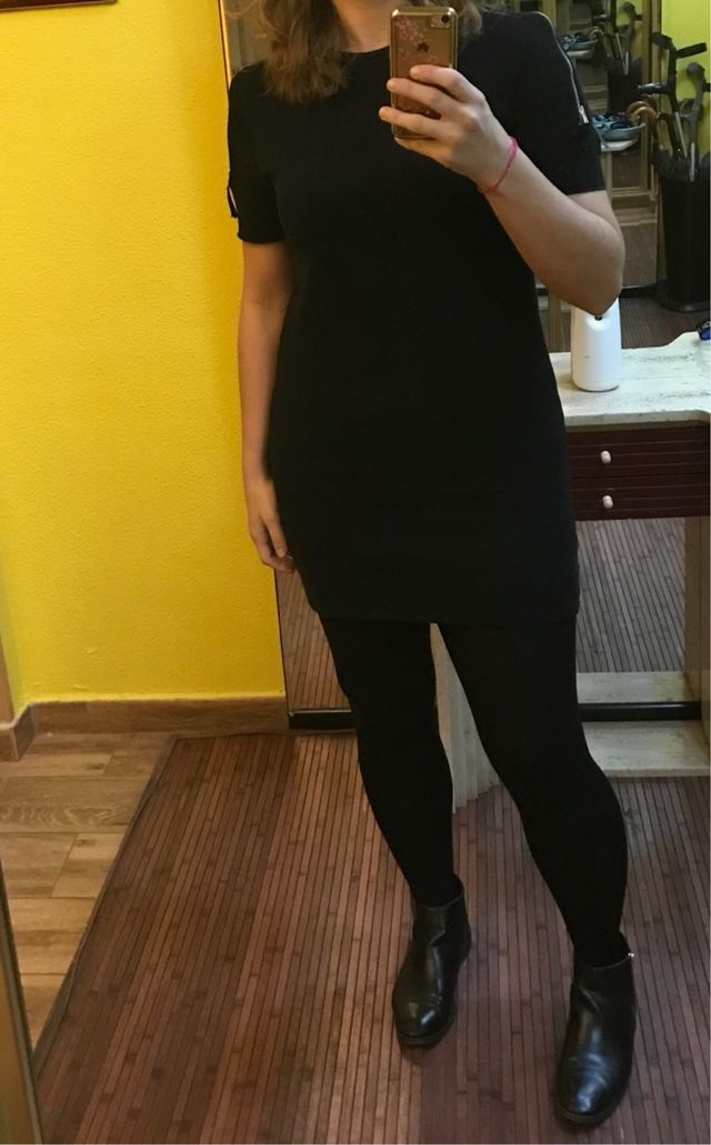 Vestido negro ajustado con cremalleras