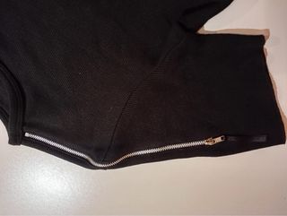 Vestido negro ajustado con cremalleras