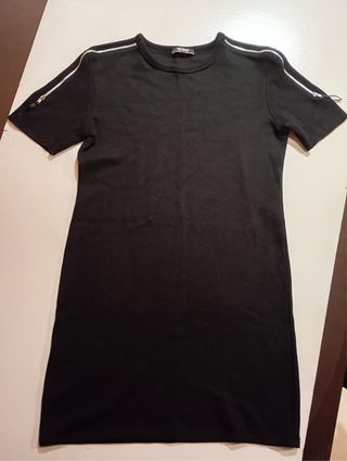Vestido negro ajustado con cremalleras