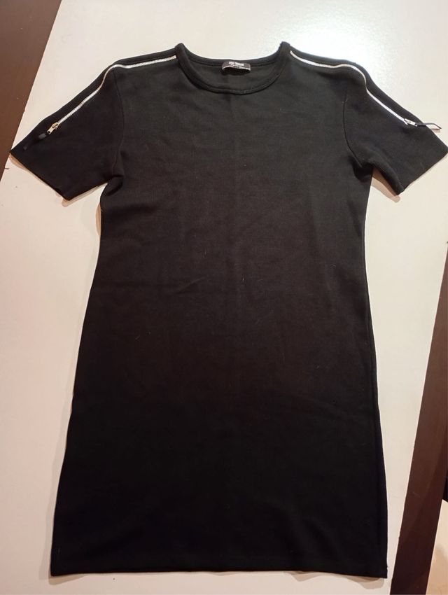 Vestido negro ajustado con cremalleras