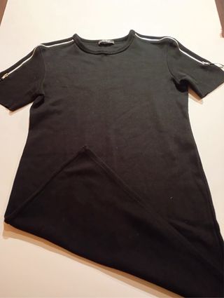 Vestido negro ajustado con cremalleras