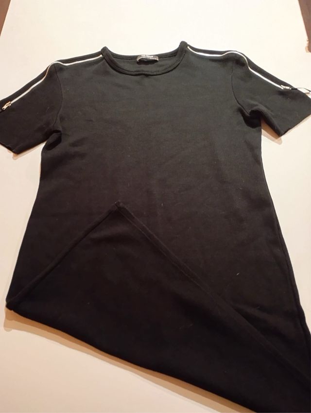 Vestido negro ajustado con cremalleras