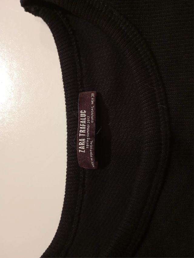 Vestido negro ajustado con cremalleras