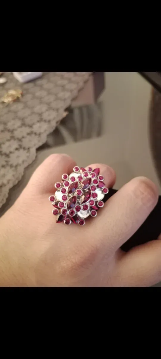 Anillo plateado con piedras rojas