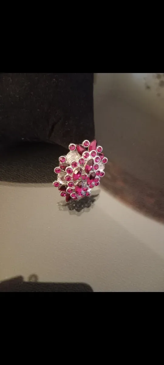 Anillo plateado con piedras rojas