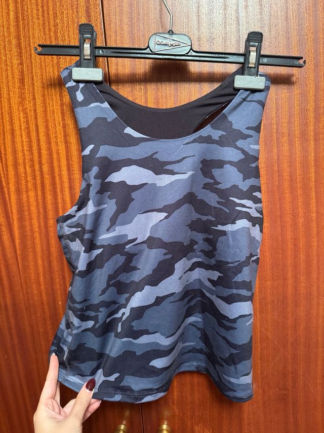 Camiseta tirantes gimnasio con top