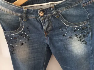 Jeans donna con decorazioni
