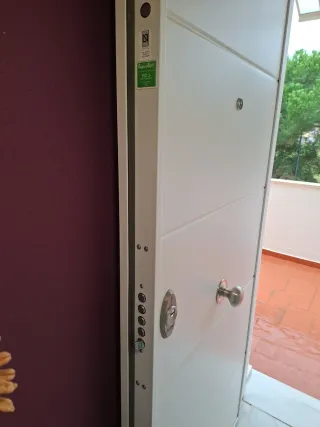 Puerta de vivienda blanca segurstick. Antibumping