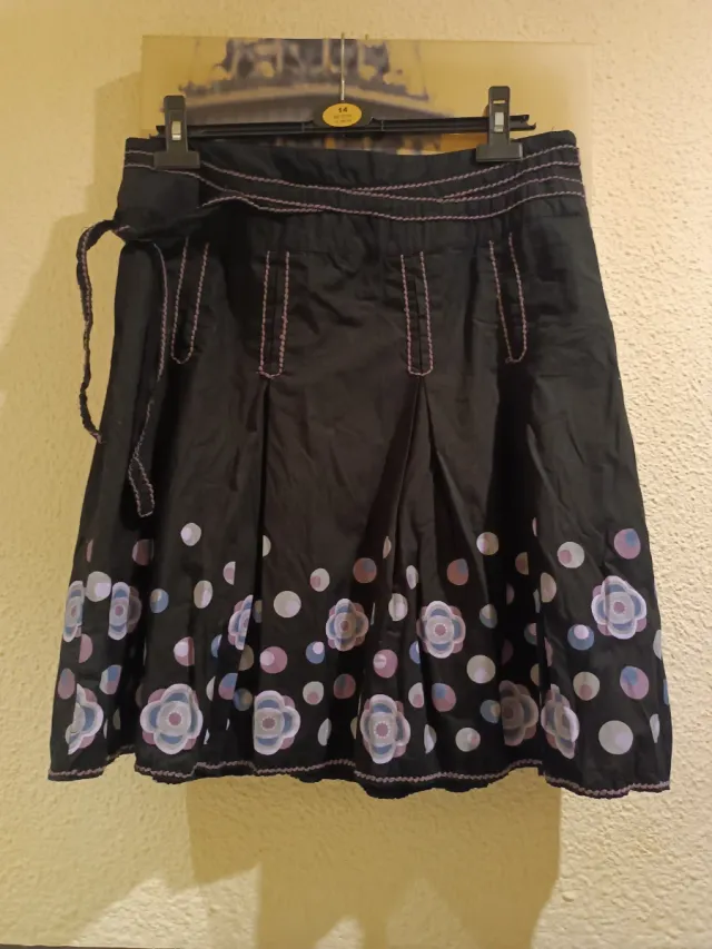 Falda negra con flores multicolor Talla 16
