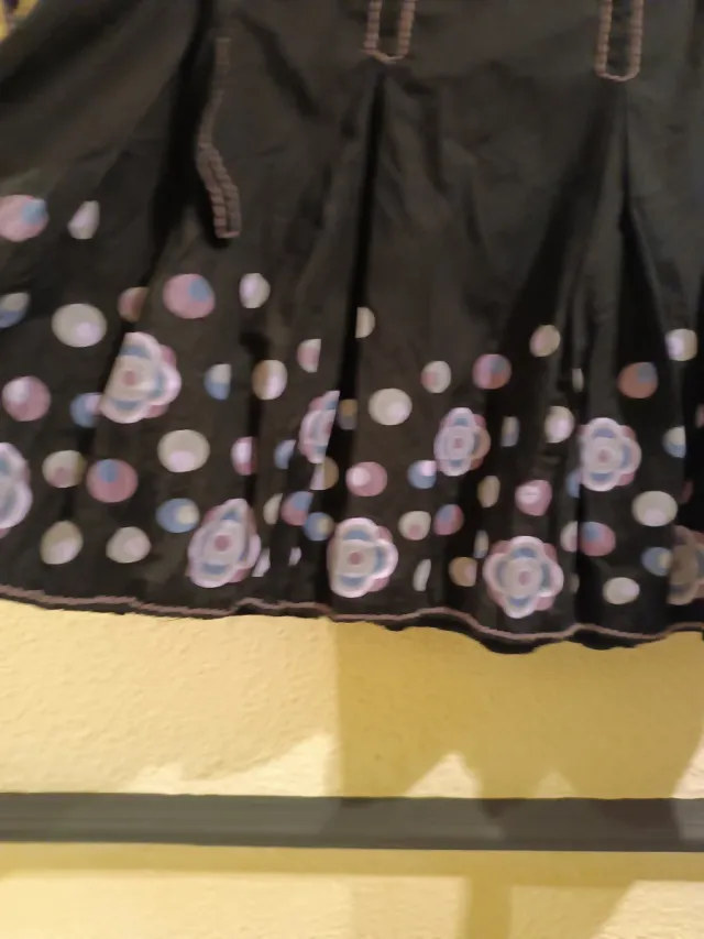 Falda negra con flores multicolor Talla 16
