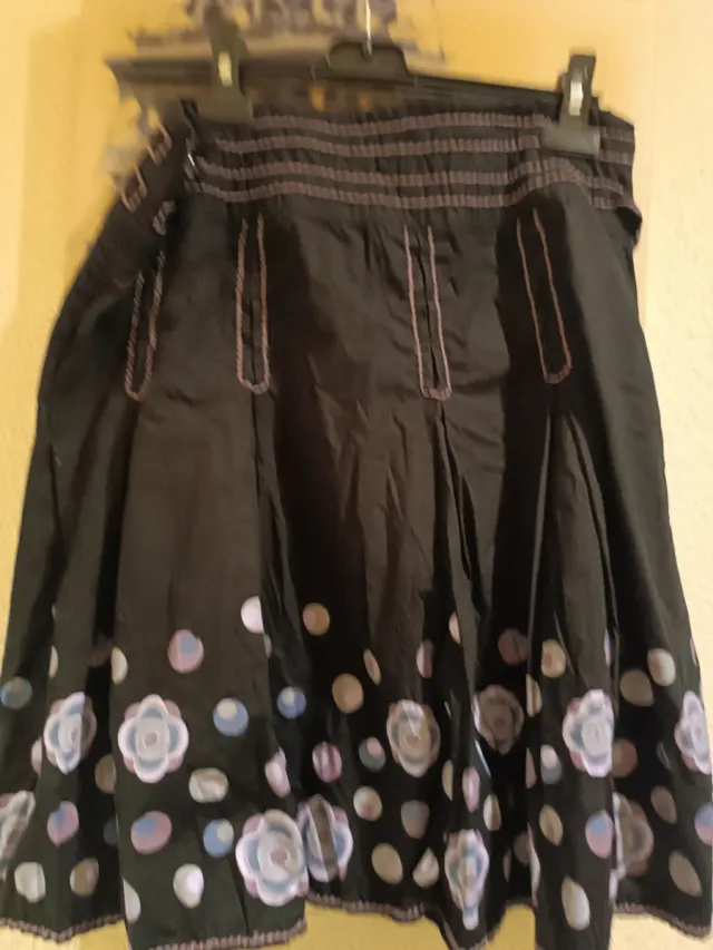 Falda negra con flores multicolor Talla 16