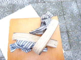 Sandalias de cuña con lazada