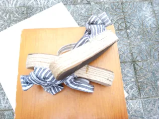 Sandalias de cuña con lazada