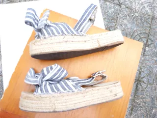 Sandalias de cuña con lazada