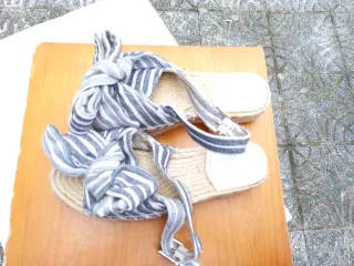 Sandalias de cuña con lazada