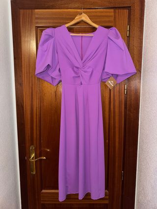 Vestido morado con mangas abullonadas.