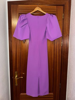 Vestido morado con mangas abullonadas.