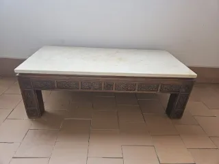 Tavolo da centro in marmo e legno intagliato