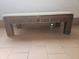 Tavolo da centro in marmo e legno intagliato