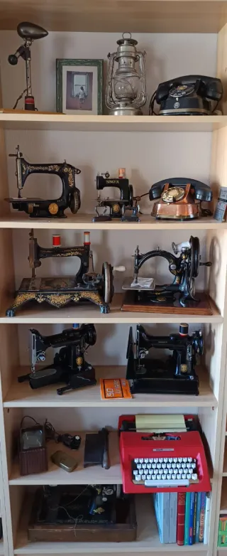 Antigüedades Teléfono Antiguo y Máquina de Coser