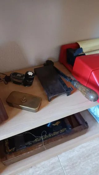 Antigüedades Teléfono Antiguo y Máquina de Coser