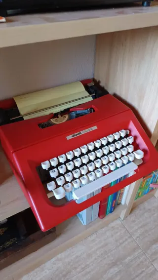 Antigüedades Teléfono Antiguo y Máquina de Coser