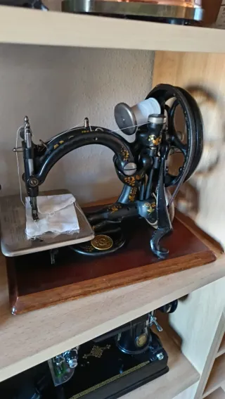 Antigüedades Teléfono Antiguo y Máquina de Coser