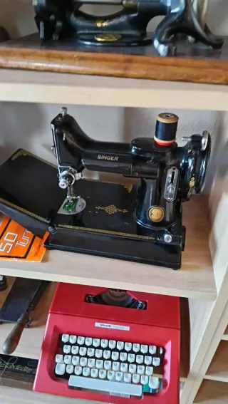 Antigüedades Teléfono Antiguo y Máquina de Coser