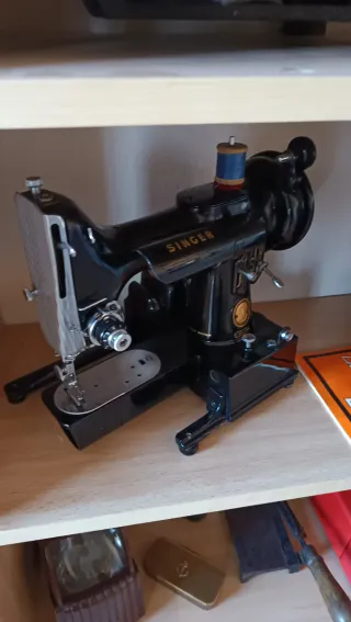 Antigüedades Teléfono Antiguo y Máquina de Coser