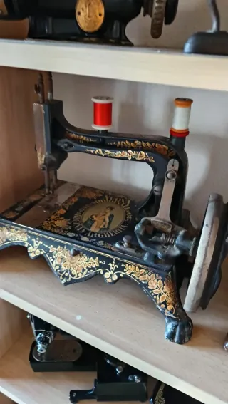 Antigüedades Teléfono Antiguo y Máquina de Coser