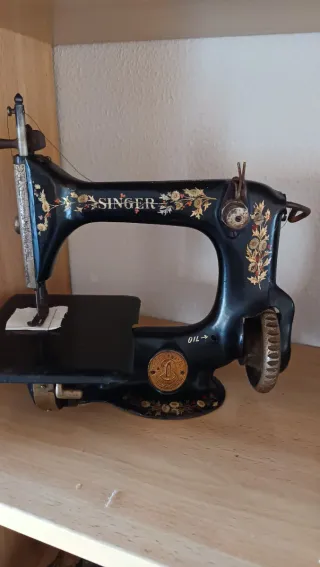 Antigüedades Teléfono Antiguo y Máquina de Coser
