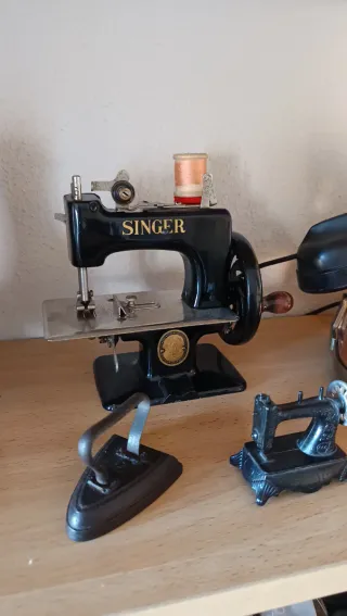 Antigüedades Teléfono Antiguo y Máquina de Coser