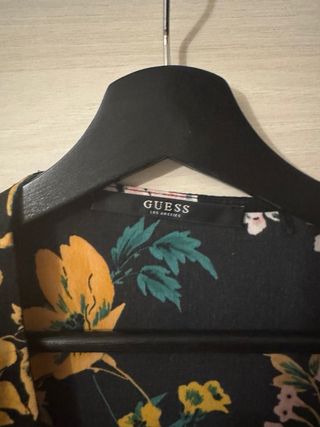 Blusa Guess floral negra