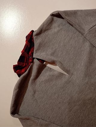 Sudadera gris con camisa cuadros