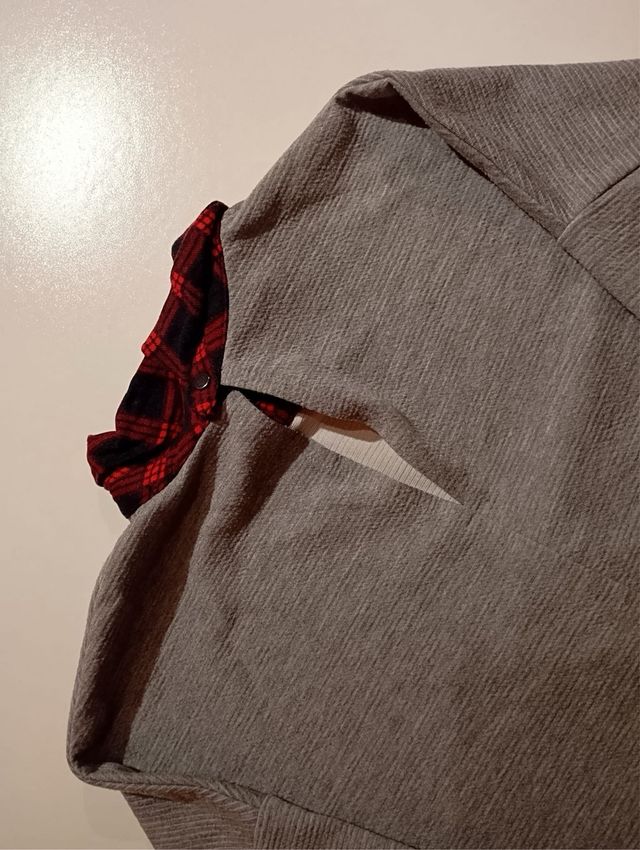 Sudadera gris con camisa cuadros