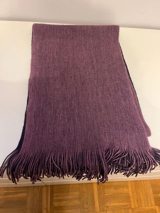 Bufanda de mujer morada y negra