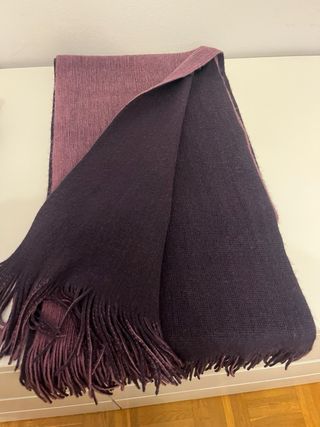 Bufanda de mujer morada y negra