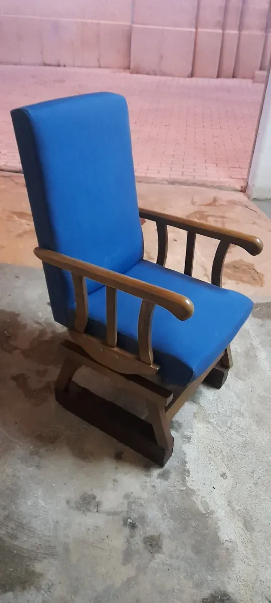 Mecedora de madera y tela azul