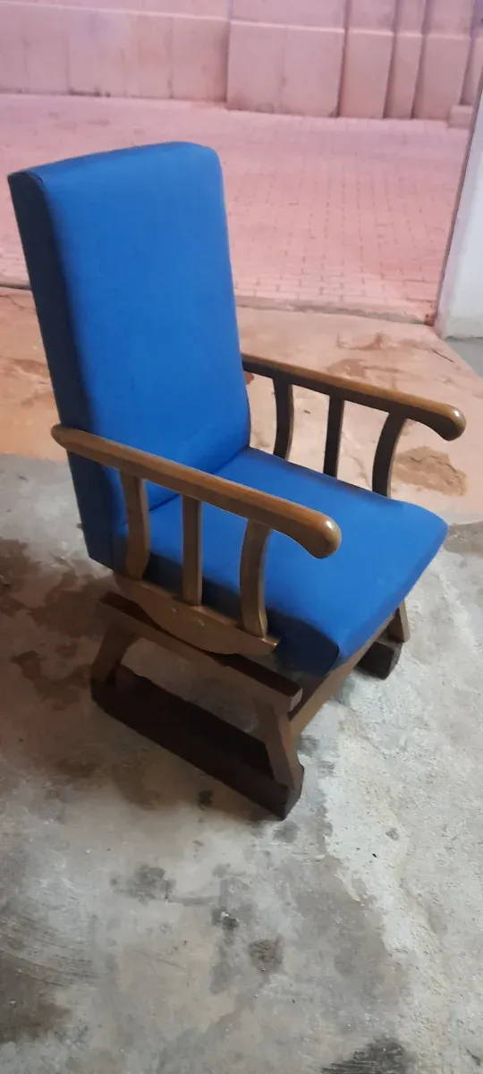 Mecedora de madera y tela azul