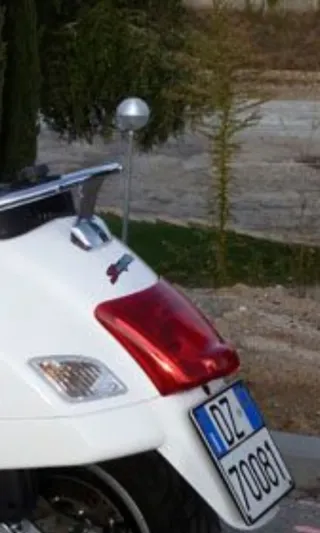 Piloto trasero Vespa GTS original (2005 - 2014)